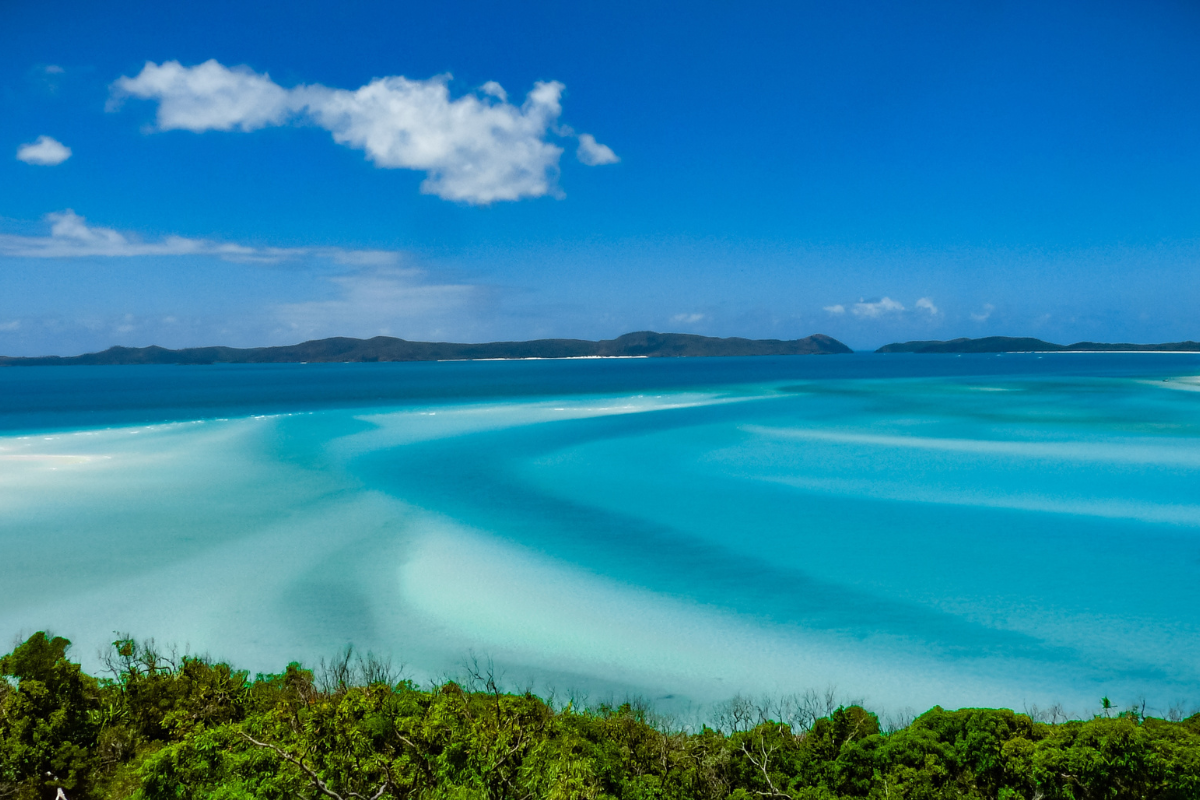 Um campo fértil com colheita abundante sob um céu aberto, simbolizando a provisão ilimitada de Deus.